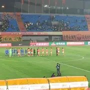 顶级娱乐-包含中超联赛引爆全民热情，球场上演激烈对决的词条