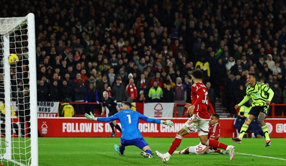 奥格斯堡球员传射破门,球队充满信心迎接未来挑战(奥格斯堡门将破坏草地) 奥格斯堡球员传射破门,球队充满信心迎接未来挑战(奥格斯堡门将破坏草地)