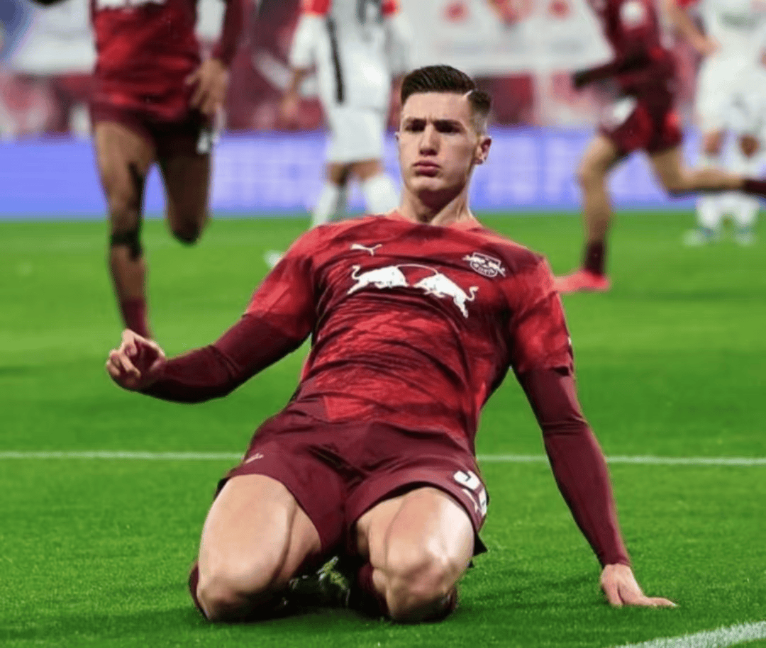 奥格斯堡球员传射破门,球队充满信心迎接未来挑战(奥格斯堡门将破坏草地) 奥格斯堡球员传射破门,球队充满信心迎接未来挑战(奥格斯堡门将破坏草地)