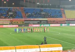 包含中超联赛引爆全民热情，球场上演激烈对决的词条